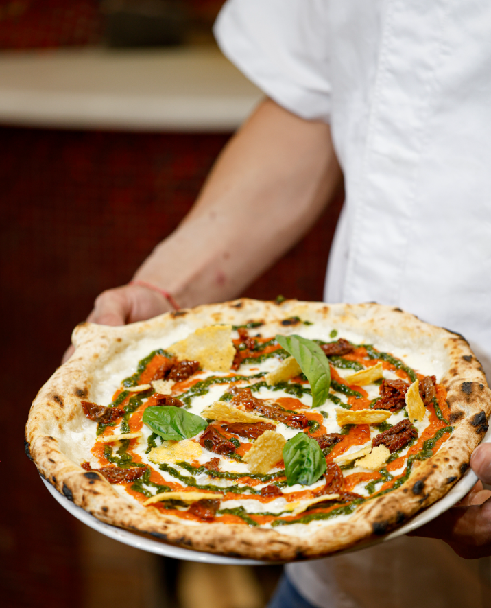 Pizza speciale servita dal pizzaiolo