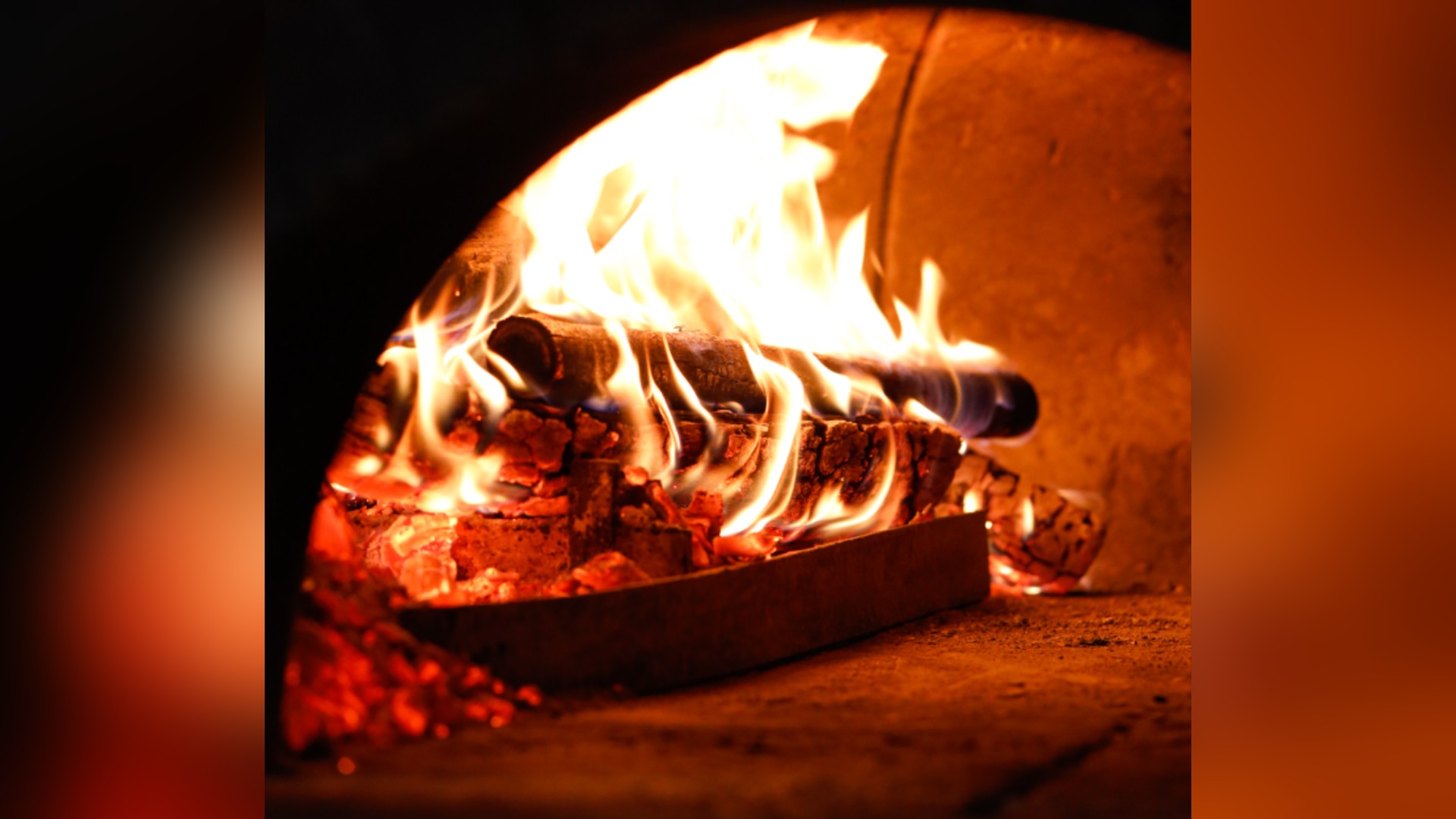 Legna che brucia nel forno a legna